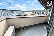 ～Balcony～やわらかな陽射しが舞い降りるバルコニー。青空を背景に心地よい風が吹き抜けていきます。一歩外へ出て開放感を味わえる空間です。