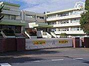 徒歩17分。【新久小学校】11クラス 児童数:247人 1290m