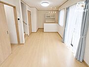 明るい陽射しであふれるリビング～家族団らんの時を過ごすLDKです。落ち着いた空間でゆったりと寛げる開放感が魅力。健やかな毎日を送ることができる空間です。