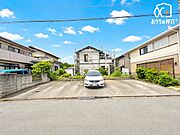 敷地南西側には、畑と駐車場もございます。（現状月極での貸し出し数台あり）