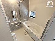 バスルームは浴室乾燥暖房機も付いてカビ対策もばっちり！洗濯物を干すこともできる乾燥機能付きで、雨の日のお洗濯物も安心です。追い焚き機能もついて、いつでも温かいお風呂に入れます。