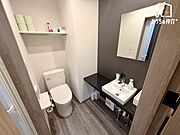 2階には2ヶ所トイレがあり、廊下から出入り可能です