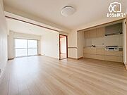 大きな窓からたっぷり陽光が差し込む明るいリビング。家族団らんやリラックスタイムに最適な開放感あふれる空間です。