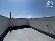 屋上のルーフバルコニーは広々としており、BBQをしたり水遊びをしたりお子様がいる家庭には最適です。