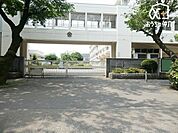 東村山市立東村山第一中学校 徒歩15分。【通学　区】萩山町三丁目（一部） 栄町二丁目（一部）、三丁目6から33 富士見町一丁目、二丁目、三丁目(一部)、五丁目 1180m