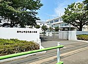 東村山市立化成小学校 徒歩16分。【通学　区域】本町二丁目、諏訪町一丁目・二丁目・三丁目（一部） 野口町一から二丁目・四丁目（一部）、久米川町五丁目（一部） 1280m