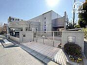 久米川保育園 徒歩12分。【保育時間】午前7時から午後6時、午後7時まで延長保育あり（料金別途）【定員】120名【受け入れ月齢】生後57日から就学前の3月31日まで 960m