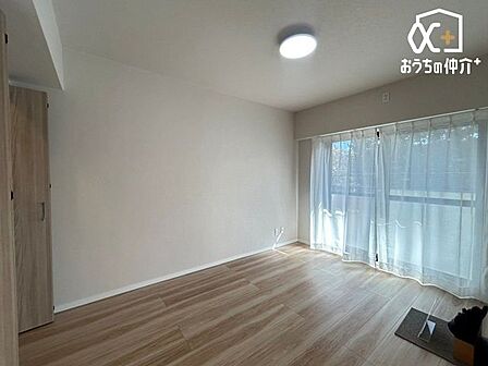 主寝室として使えそうなお部屋です。広めの作りと収納。バルコニーに面し、開放感たっぷりなプライベート空間です。