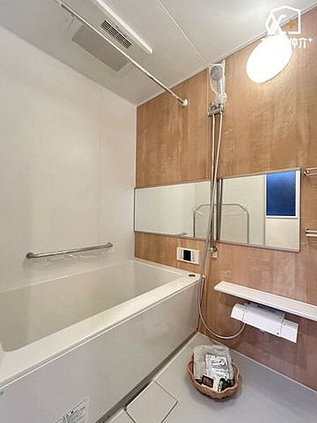 浴室乾燥機付きのバスルーム。雨の日や花粉等が気になる時、衣類が乾きにくい冬場に重宝。浴室乾燥機があると、とっても助かり、家事をしっかりサポートしてくれます!