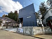 ～Appearance～一味違う戸建をお探しのあなたへ。ダークな色合いの外壁はまるで注文建築のよう。スタイリッシュでモダンな印象を与えます