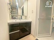 ～Wash room～三面鏡タイプの洗面化粧台です。鏡の裏や引き出しにしっかり収納できるのでスタイリッシュな空間を保てます！