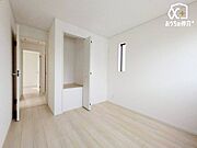 クローゼットのある洋室です。洋服などが収納できます。