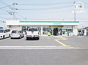 徒歩7分。【ファミリーマート入間下藤沢店】　営業時間 24時間営業　車椅子対応の駐車場・入り口あり 490m