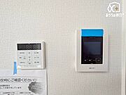 追い炊き機能リモコンとテレビモニター付きインターホンです。
