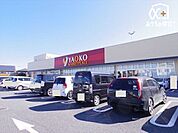 徒歩8分。【ヤオコー　入間下藤沢店】営業時間9時00分～22時00分。駐車台数193台。車椅子対応の駐車場、車椅子対応の入り口。 580m
