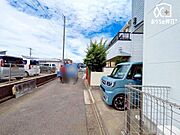 前面道路は車通りが少ない通りです。