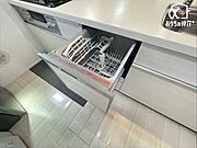 ～Kitchen～状態の良いキッチン　丁寧にお使いで水回りも収納ももきれいな状態です。リフォームしなくても尾十分に使用できます。