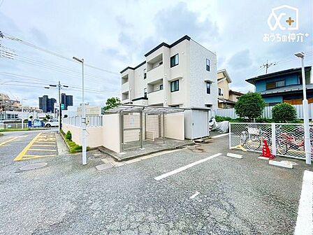 駐輪場、ごみ置き場の様子です。