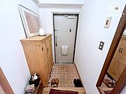 家の顔となるこだわり光る木の家具がお洒落な玄関。