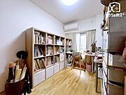 木のぬくもり感じる洋室は現在は売主様のアトリエとしても利用するゆとりある空間です。
