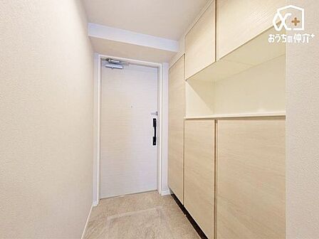 ~・~Entrance~・~気品あるデザイン性を持つ玄関は、住む方の満足感を満たすクオリティ。帰宅するご家族や、訪れる方を気持ちよく迎える・安らぎに満ちた生活空間を予感させてくれます。