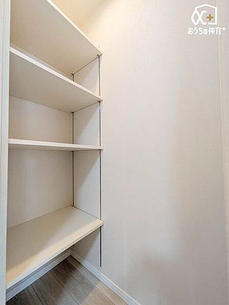 リビングにある便利な物入。沢山の荷物や家電製品など収納でき、お部屋が片付きます。