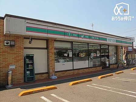 徒歩3分。【ローソン100 入間下藤沢店】 営業時間 24時間営業 車椅子対応の駐車場・入り口あり 170m