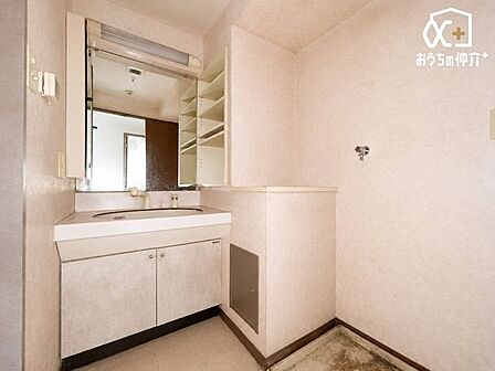 ~Wash room~三面鏡タイプの洗面化粧台です。鏡の裏や引き出しにしっかり収納できるのでスタイリッシュな空間を保てます!