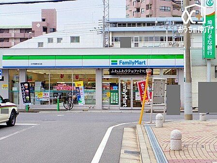 ファミリーマート小手指駅北口店 徒歩4分。24時間営業なので、急なお買い物にも便利です。飲食物や軽い日用品を販売しております。駐車場;有 290m