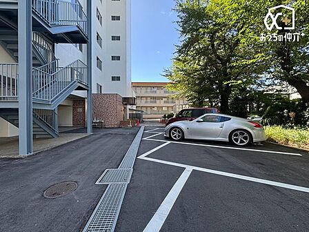 駐車場。空き状況は担当までご確認ください。共有施設・敷地はきちんとお手入れの行き届いた物件になります。是非一度現地に足を運ばれてみませんか？当社スタッフがご案内いたします。
