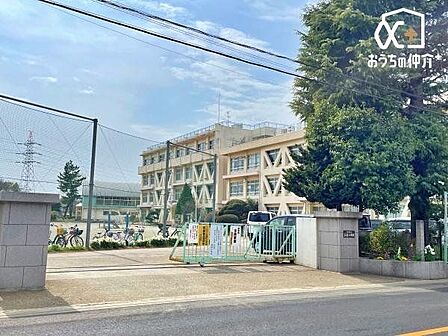 所沢市立西富小学校 徒歩12分。敷地も広く、お子様が伸び伸びと過ごす事が出来ます! 940m