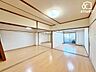 室内：中央西側、大きな押入(納戸)が付いたお部屋の様子です