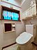トイレ：1階温水便座付きトイレの様子。小窓を空ける事で換気もしやすく、明るいトイレです！