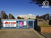徒歩20分。【南小学校】車椅子対応の入り口 1570m