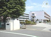 所沢市立南小学校 徒歩7分。ご近所の方々の評判が良い所沢駅近くの小学校でございます。 550m