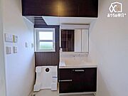 三面鏡の奥に隠された大容量収納。スタイリッシュで機能的な洗面所で、暮らしをもっと快適に。