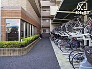 ■駐輪場は屋根付きで雨から自転車を守ります