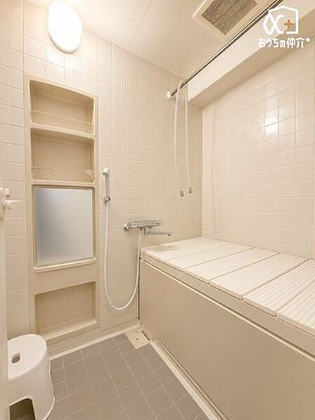 落ち着きのある空間でリラックスバスタイム。バスタブにつかって寛ぎながら心と体をリフレッシュ。一日の疲れを癒してくれる清潔感のあるバスルーム。※AI画像生成による空室状態をイメージした写真です。
