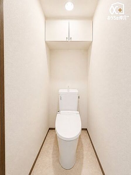 無駄のないデザインが魅力のシンプルなトイレは、清潔感と使いやすさを両立。※AI画像生成による空室状態をイメージした写真です。