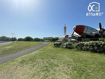 徒歩16分。所沢航空記念公園は、日本における航空発祥の地。広大な敷地にはお子様が楽しめる遊具はもちろん、各運動施設や野外ステージ、航空発祥記念館などがあります。 1210m