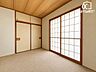 和室：リビングに隣接した6帖和室。床の間付きで落ち着きがあり、客間やくつろぎ空間としても活躍します。和の趣を感じられる整った空間です。※AI画像生成による室内をイメージした写真です。