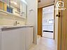 洗面：～Wash room～朝の慌ただしい時間帯でも余裕を持って支度できる広いパウダールーム。もちろん収納も豊富なので見た目もスッキリと整理整頓できます。