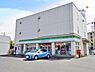 周辺：徒歩8分。ファミリーマート入間グリーンヒル店　営業時間 24 時間営業　バリアフリー車椅子対応の駐車場・入り口あり 610m