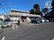 セブンイレブン西東京芝久保5丁目店 徒歩6分。24時間営業なので急なお買い物にも便利です。鎌倉街道沿いに位置し、お弁当、ホットスナックやカフェなどの飲み物も販売しています。駐車場有 410m