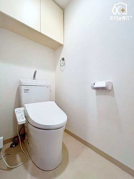 清潔感のあるすっきりとしたトイレ。毎日使う場所だからこそ、お手入れやお掃除が簡単なシンプルなデザインです。