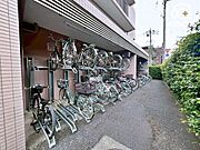 駐輪場が敷地内に設けられています。小さなお子様や、学生のお子様にとっては自転車も大切な移動手段なので、綺麗に整理された場所に保管できるのは安心です。
