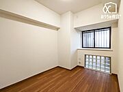 清潔感ある白壁と木目床の子ども部屋。収納付で片付け簡単。ベッドと机を置いても動線すっきり、学習や趣味に集中できる明るい空間です。将来は書斎やリモート学習スペースとしても活躍。換気しやすい窓で年中快適。