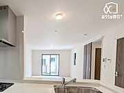 ご家族が自然と集まり、笑顔で会話が弾む心地よいリビング空間です。最新の省エネガラスを使用し、一年中快適な温度を保ちます 。