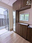 広々とした大変魅力的な玄関の住宅となっております。ご家族みなさんが気持ちよく帰ってこられる空間となっております。収納力が十分あるので玄関周りがスッキリと片付くのが、うれしいポイントですね。