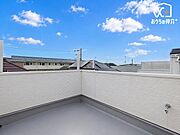 屋上のルーフバルコニーは広々としており、BBQをしたり水遊びをしたりお子様がいる家庭には最適です。